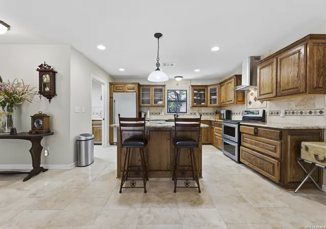 Photo 3 of Single family home for sale at 110 Suttles Ave, San Marcos, TX 78666 | MLS# 1955444 | Listing updated on 2026-04-17