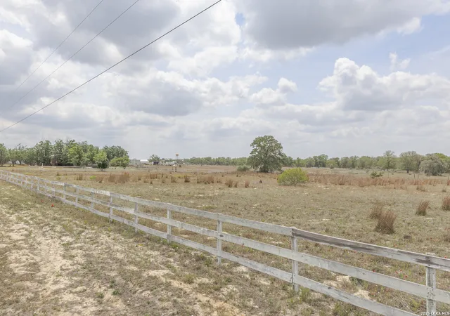 4th image of 811 Mockingbird, La Vernia, TX 78121 | MLS# 1955457