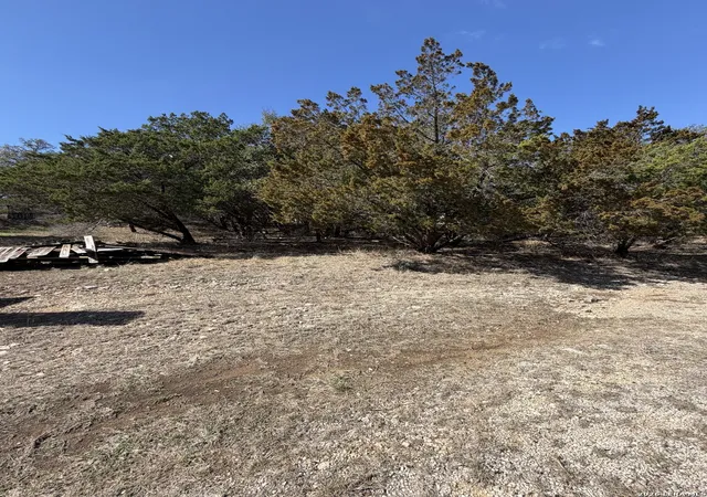 Photo 4 of Sale Pending at 621 Royal Oak, Canyon Lake, TX 78133 | MLS# 1955608 | Listing updated on 2026-04-11
