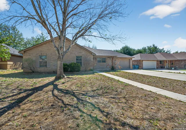 Photo 2 of Sale Pending at 224 Bunker Hl, Pleasanton, TX 78064 | MLS# 1955950 | Listing updated on 2026-05-07
