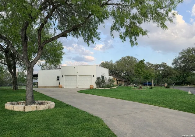 5th image of 203 Harralton, Devine, TX 78016 | MLS# 1956017
