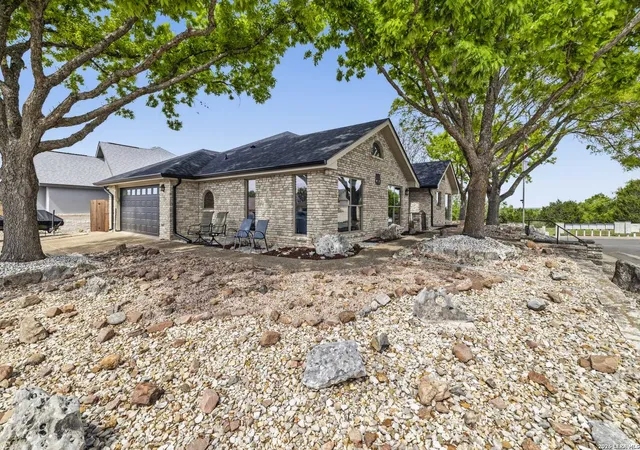 Photo 3 of Sale Pending at 102 Mesa Del Sol, Kerrville, TX 78028 | MLS# 1956088 | Listing updated on 2026-04-22