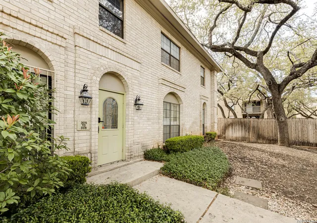 Listing Photo 1 - Condo for sale in building located at 8415 Fredericksburg, San Antonio, TX 78229 - Unit #307