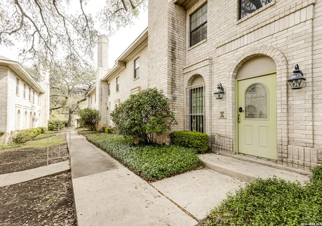 Listing Photo 2 - Condo for sale in building located at 8415 Fredericksburg, San Antonio, TX 78229 - Unit #307