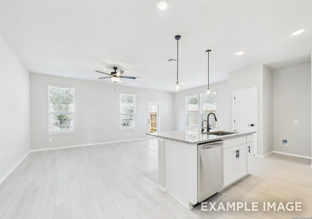 4th image of 285 W Quill Dr Building 13, San Antonio, TX 78228 | MLS# 1956809