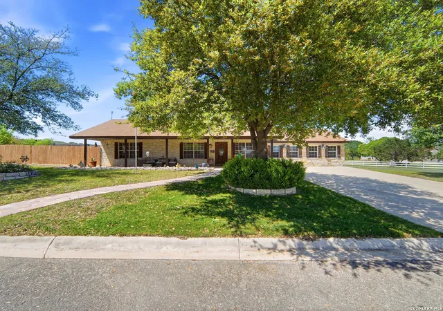 Photo 3 of Sale Pending at 103 Fawn Run, Kerrville, TX 78028 | MLS# 1956814 | Listing updated on 2026-04-28