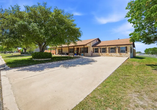 Photo 1 of Sale Pending at 103 Fawn Run, Kerrville, TX 78028 | MLS# 1956814 | Listing updated on 2026-04-28