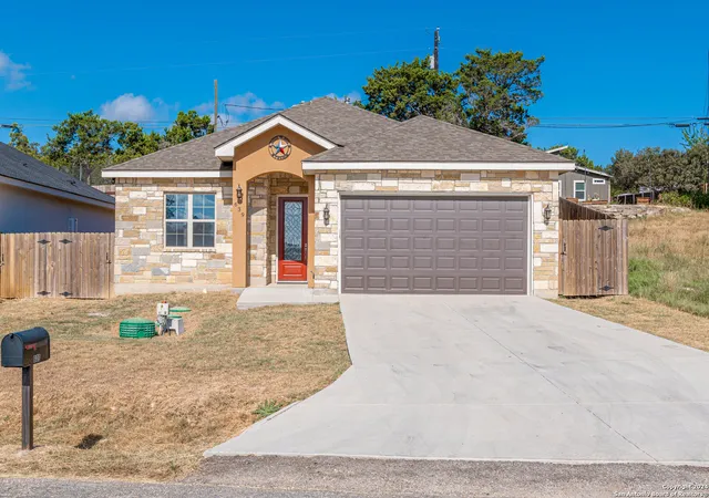 Photo 2 of Single family home for sale at 639 Hummingbird Hill, Canyon Lake, TX 78133 | MLS# 1957114 | Listing updated on 2026-08-28