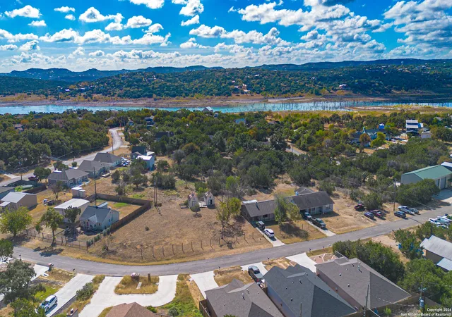 Photo 2 of Single family home for sale at 639 Hummingbird Hill, Canyon Lake, TX 78133 | MLS# 1957114 | Listing updated on 2026-08-28