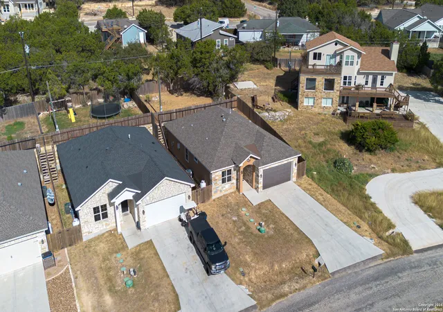 Photo 3 of Single family home for sale at 639 Hummingbird Hill, Canyon Lake, TX 78133 | MLS# 1957114 | Listing updated on 2026-08-28