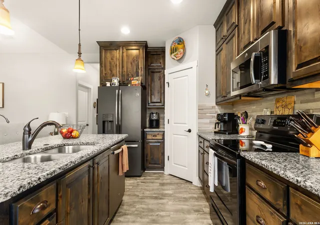 Photo 3 of Single family home for sale at 950 Live Oak Dr, Spring Branch, TX 78070 | MLS# 1957139 | Listing updated on 2026-07-16