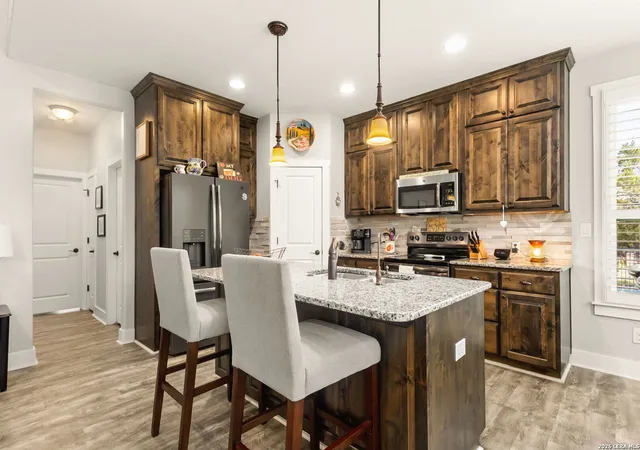 Photo 4 of Single family home for sale at 950 Live Oak Dr, Spring Branch, TX 78070 | MLS# 1957139 | Listing updated on 2026-07-16