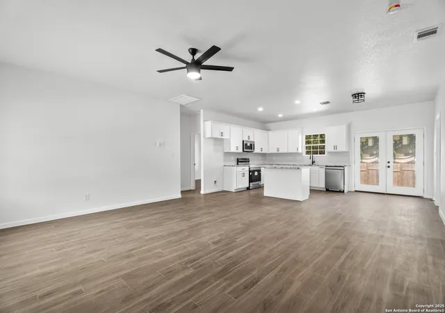 3rd image of 1080 Greenhill Dr, Canyon Lake, TX 78133 | MLS# 1957207