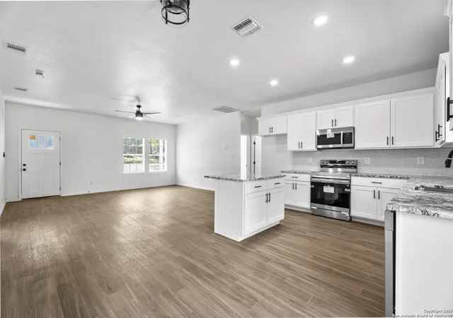 4th image of 1080 Greenhill Dr, Canyon Lake, TX 78133 | MLS# 1957207