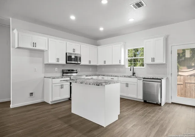 5th image of 1080 Greenhill Dr, Canyon Lake, TX 78133 | MLS# 1957207