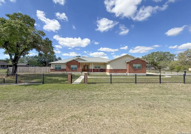 4th image of 101 8Th St, Natalia, TX 78059 | MLS# 1957251