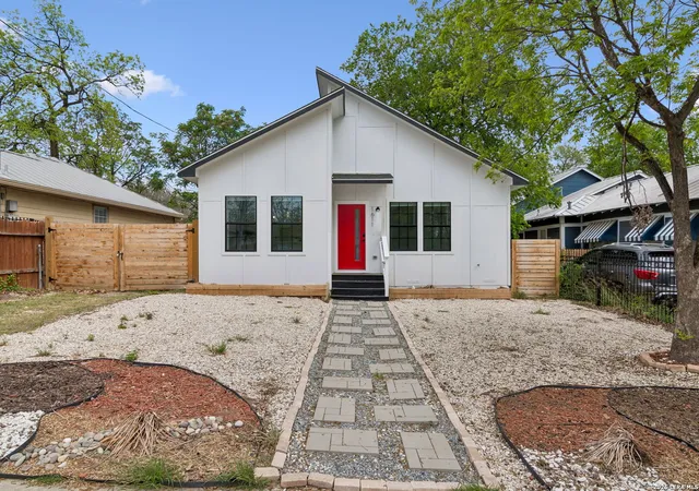 Photo 2 of Sale Pending at 1611 W French Pl, San Antonio, TX 78201 | MLS# 1957264 | Listing updated on 2026-05-18