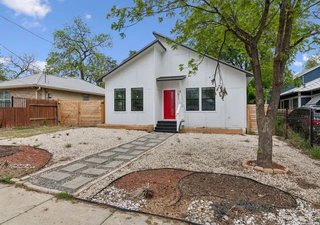 Photo 3 of Sale Pending at 1611 W French Pl, San Antonio, TX 78201 | MLS# 1957264 | Listing updated on 2026-05-18
