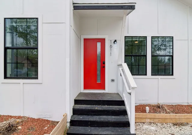 Photo 3 of Sale Pending at 1611 W French Pl, San Antonio, TX 78201 | MLS# 1957264 | Listing updated on 2026-05-18