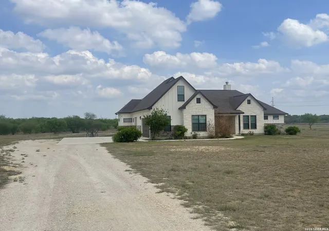 3rd image of 18 Valley View, Uvalde, TX 78801 | MLS# 1957268