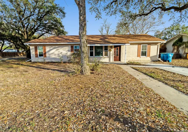 2nd image of 612 E Hutchinson St, Beeville, TX 78102 | MLS# 1957323