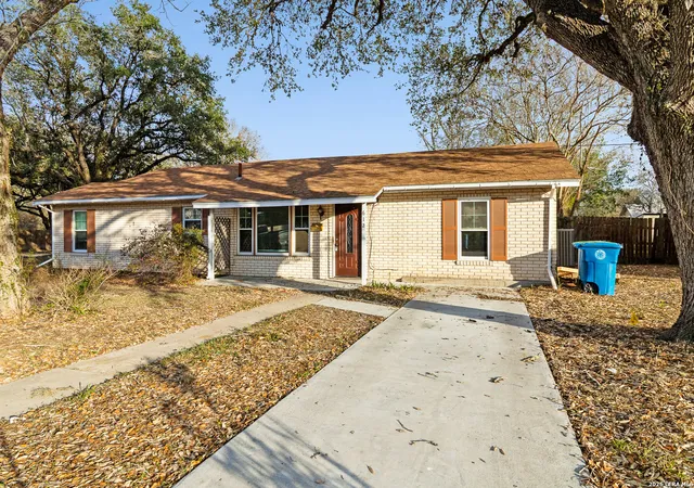 3rd image of 612 E Hutchinson St, Beeville, TX 78102 | MLS# 1957323