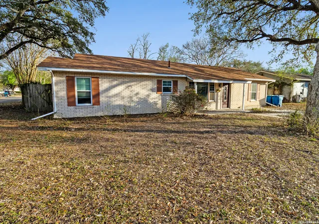 1st image of 612 E Hutchinson St, Beeville, TX 78102 | MLS# 1957323