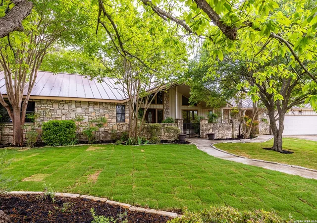 Photo 2 of Sale Pending at 207 Spring Ml Dr, Kerrville, TX 78028 | MLS# 1957566 | Listing updated on 2026-05-14