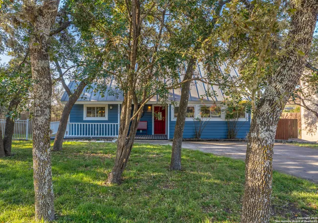 Photo 3 of Single family home for sale at 1262 Paradise Dr, Canyon Lake, TX 78133 | MLS# 1957585 | Listing updated on 2026-09-01