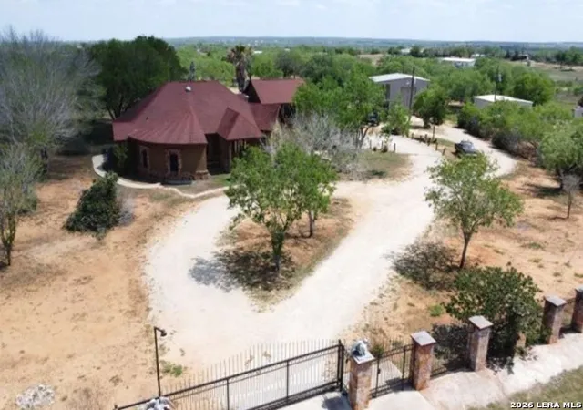 Photo 3 of Single family home for sale at 424 Homecrest Dr, La Vernia, TX 78121 | MLS# 1957643 | Listing updated on 2026-05-28