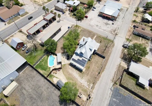 3rd image of 110 W Benton Ave, Devine, TX 78016 | MLS# 1957740