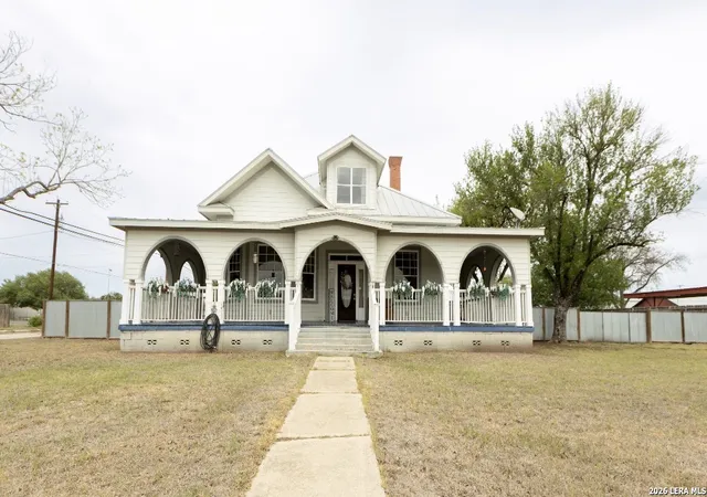 4th image of 110 W Benton Ave, Devine, TX 78016 | MLS# 1957740