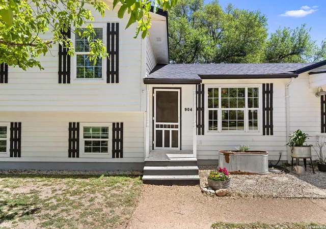 Photo 4 of Single family home for sale at 904 Country Rd, Blanco, TX 78606 | MLS# 1957891 | Listing updated on 2026-05-28