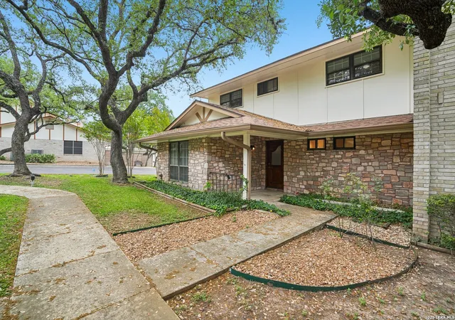 Listing Photo 2 - Condo for sale in building located at 6106 Vance Jackson Rd, San Antonio, TX 78230 - Unit #42