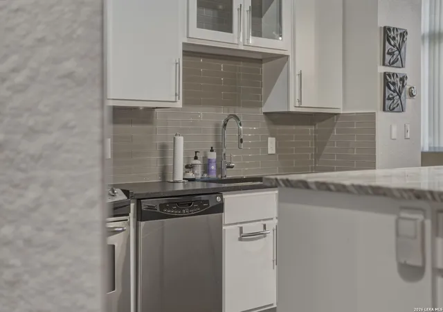 Listing Photo 4 - Condo for sale in building located at 214 E Travis St, San Antonio, TX 78205 - Unit #APT 205
