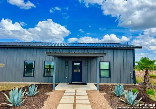 Photo 3 of House for sale at Ih 35, Pearsall, TX 78061 | MLS# 1958359 | Listing updated on 2026-04-26
