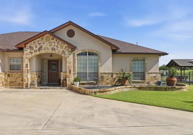 3rd image of 717 Jack Nicklaus, Devine, TX 78016 | MLS# 1958448