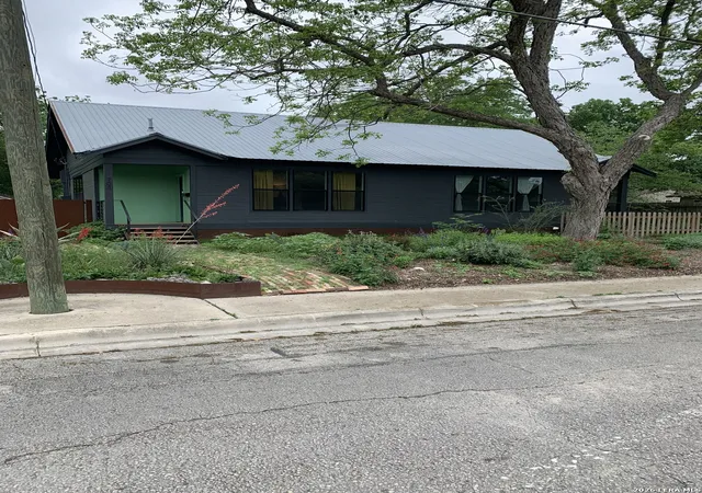 Photo 3 of Single family home for sale at 708 W Prairie Lea St, Lockhart, TX 78644 | MLS# 1958449 | Listing updated on 2026-04-29