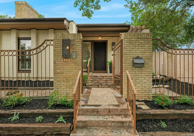 Homes for sale in Alamo Heights, TX | 209 Henderson St, Alamo Heights, TX 78209 | MLS# 1958509