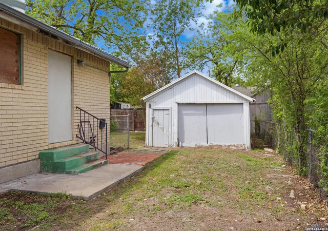 Photo 3 of Single family home for sale at 2437 E Houston St, San Antonio, TX 78202 | MLS# 1958604 | Listing updated on 2026-07-24