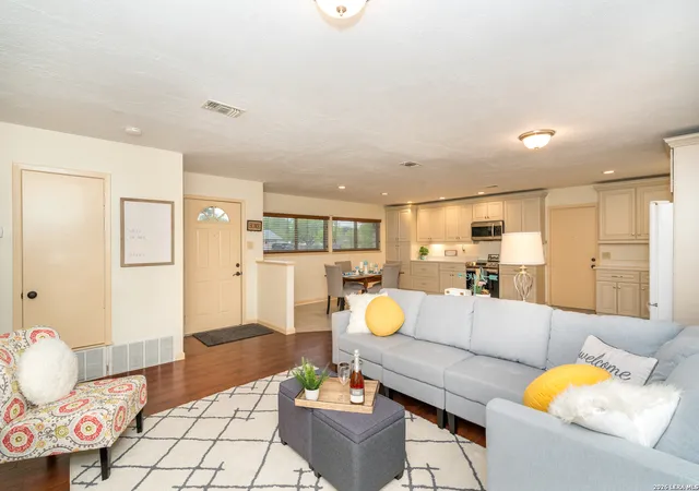Photo 4 of Single family home for sale at 838 Boulder Dr, Universal City, TX 78148 | MLS# 1958759 | Listing updated on 2026-04-21