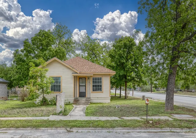 1st image of 137 W Garden St, Uvalde, TX 78801 | MLS# 1958827