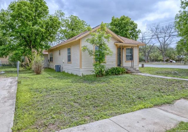 2nd image of 137 W Garden St, Uvalde, TX 78801 | MLS# 1958827