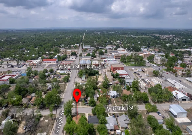 24th image of 137 W Garden St, Uvalde, TX 78801 | MLS# 1958827
