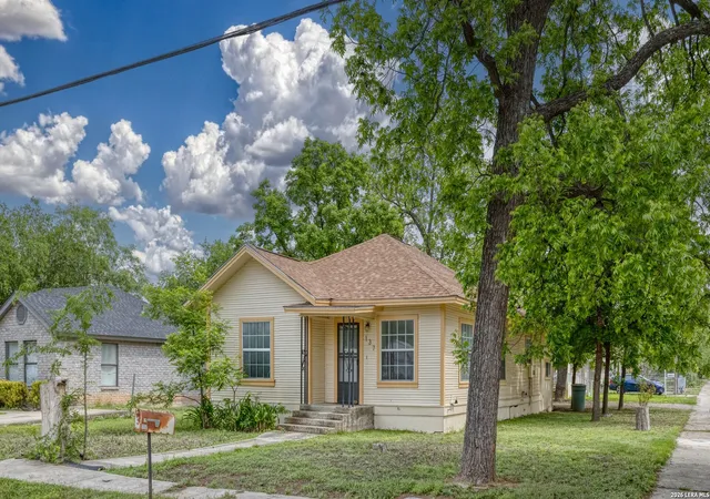 3rd image of 137 W Garden St, Uvalde, TX 78801 | MLS# 1958827