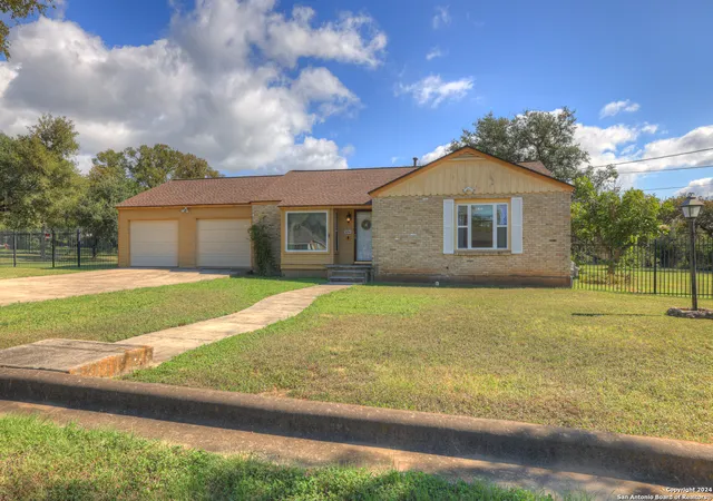 Photo 1 of Single family home for sale at 800 N Bishop, San Marcos, TX 78666 | MLS# 1958871 | Listing updated on 2026-09-11