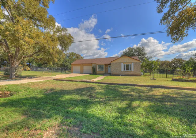 Photo 4 of Single family home for sale at 800 N Bishop, San Marcos, TX 78666 | MLS# 1958871 | Listing updated on 2026-09-11