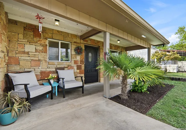 Photo 1 of Single family home for sale at 158 Travis St, Kerrville, TX 78028 | MLS# 1959028 | Listing updated on 2026-04-20