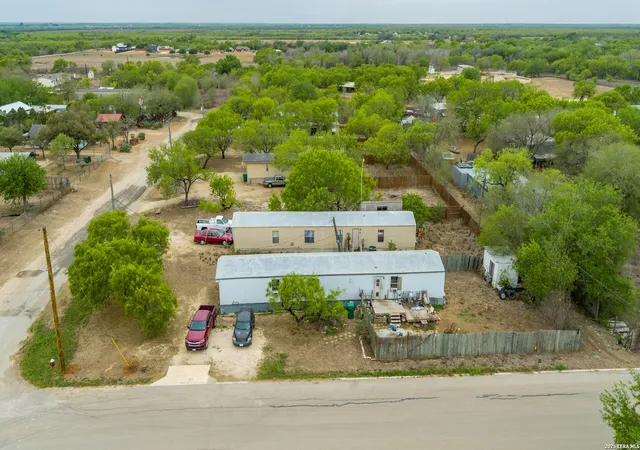 4th image of 515 Elm St, Jourdanton, TX 78026 | MLS# 1959052