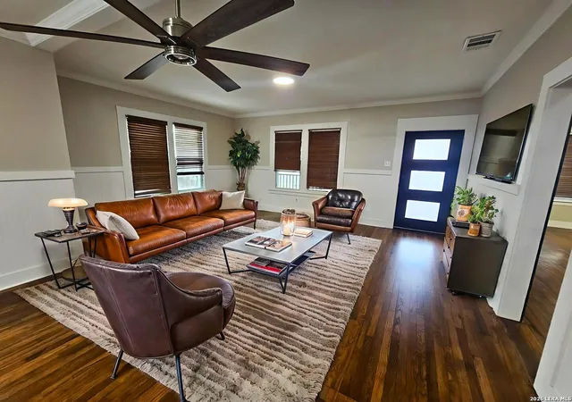 Photo 3 of Single family home for sale at 624 S Austin St, Seguin, TX 78155 | MLS# 1959067 | Listing updated on 2026-09-25